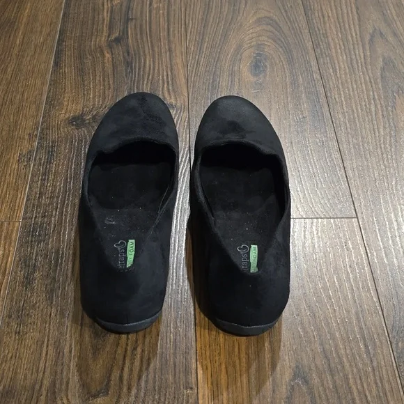 Gently used slip on Baretraps flats. - Picture 3 of 6